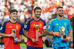 Spain's players with their awards, pictured from left to right: Pau Cubarsí (Young Player Award), Rodri (Golden Ball), and Unai Simón (Golden Glove)