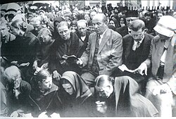 Lapua Movement members praying, Vihtori Kosola in the middle