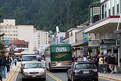 Tourists and tour buses on Franklin Street, looking north