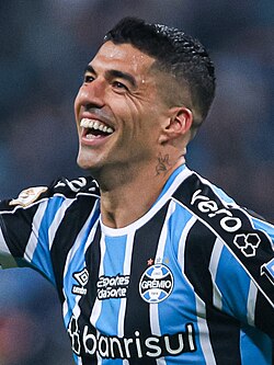 Suárez celebrating one of his goals for Grêmio at the Grenal derby against Internacional in May 2023