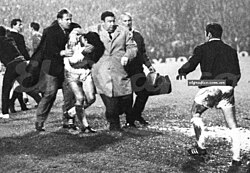 Some of the rough moments in the 1968 match, between Manchester United and Estudiantes LP in Old Trafford, José Medina (covering his face), being sent off after a fight with George Best