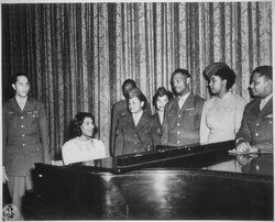 Anderson entertains a group of overseas veterans and WACs on the stage of the San Antonio Municipal Auditorium, 1945.