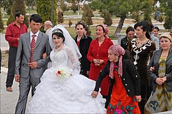 Newlywed couples visit Tamerlane's statues to receive wedding blessings