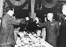 Mao Zedong and Chiang Kai-shek toasting together in 1945 following the end of World War II