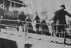 Italians getting into a ship to Brazil, 1910