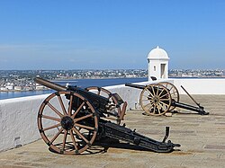 An Uruguayan cañón automático Vickers-Maxim (foreground)
