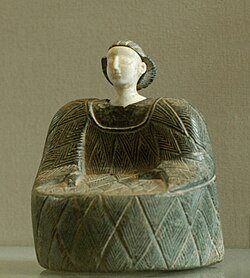 Female statuette wearing the kaunakes. Chlorite and limestone, Bactria, beginning of the second millennium BC.
