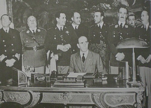 Farrell and his cabinet. In the first row: Alberto Tessaire, Diego Mason, Juan Perón, Peluffo and Juan Pistarini