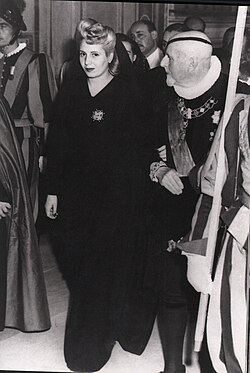 Perón escorted by Alessandro Ruspoli for her meeting with Pope Pius XII