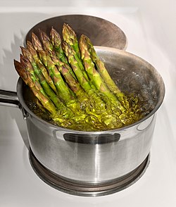 Steam-boiling asparagus in a pot