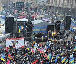 Poroshenko on stage speaking to Euromaidan protesters on 8 December 2013