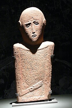 Anthropomorphic stela (4th millennium BCE), sandstone, 57x27 cm, from El-Maakir-Qaryat al-Kaafa (National Museum of Saudi Arabia, Riyadh)