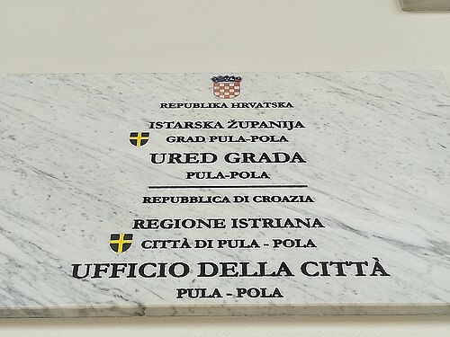 Croatian-Italian bilingual plate on a public building in Pula/Pola (Istria)