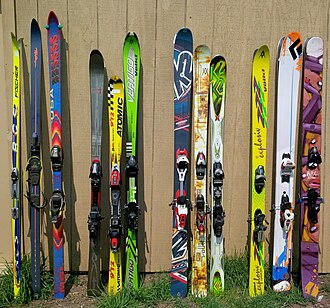 Four groups of different ski types, from left to right:1. Non-sidecut: cross-country, telemark and mountaineering 2. Parabolic3. Twin-tip4. Powder