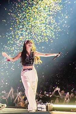 Hong performing with Le Sserafim in 2025