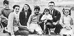 Teenage Ernesto (left) with his parents and siblings, c. 1944. Left to right: Celia (mother), Celia (sister), Roberto, Juan Martín, Ernesto (father) and Ana María