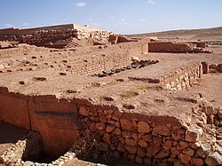 The western palace "Q" situated above the royal necropolis