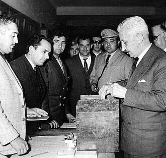 Illia voting in 1963.