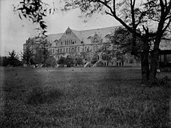 Gibson Hall, located on the uptown campus of Tulane University in 1904