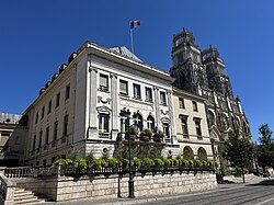 The current Hôtel de Ville