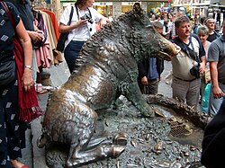 Tourists flock to the Fontana del Porcellino.