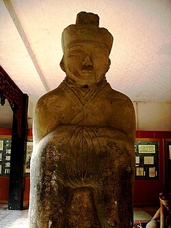 An Eastern Han devotional stone statue depicting Li Bing (fl. 3rd century BC) in an official's cap and robe in Dujiangyan, Sichuan