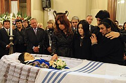 Mercedes Sosa lying in repose, with her family and President Cristina Fernández de Kirchner viewing