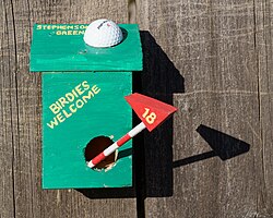 Golf-themed decorative nest box "Birdies Welcome"