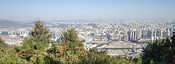 Panoramic view of northern central Kunming taken from Yu'an Shan Cemetery (玉安山公墓), looking northeast to east-southeast.