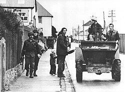 Argentine soldiers and Falklanders in 1982