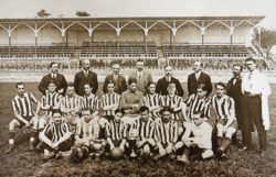 Athletic Club champion team in 1915 along with the 1914 and 1915 Copa del Rey trophies.