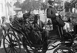 Roque Sáenz Peña and his wife getting out of a carriage