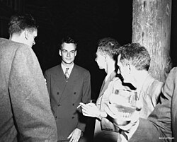 Feynman (center) and Oppenheimer (right) at Los Alamos.