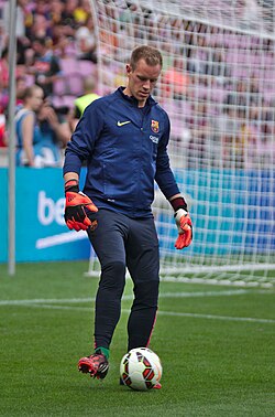 Ter Stegen warming up for Barcelona in 2014