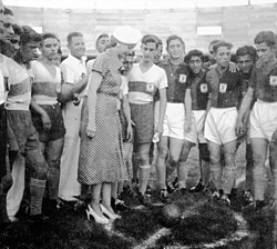 Perón kicks off the Youth Football Championship, 1948