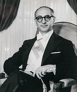 Official photo of former President of Argentina, using the presidential sash.