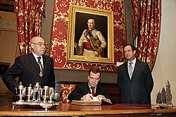 Russian President Dmitry Medvedev signs the Book of Distinguished Guests at the Cortes Generales in Madrid on 3 March 2009