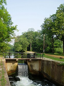 The canal lock with a dam constructed in place of the upper gate, 2005