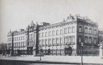 The east wing public façade in 1910. Enclosing the courtyard, it was completed in 1850 and remodelled to its present form in 1913.