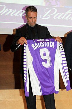Batistuta holding his old number 9 Fiorentina jersey at a 2014 ceremony inducting him into the club's hall of fame