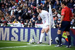 Bale preparing to take a corner kick in a La Liga match in March 2016