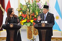 Fernández de Kirchner with Indonesian president Susilo Bambang Yudhoyono, during her state visit to Jakarta, January 2013