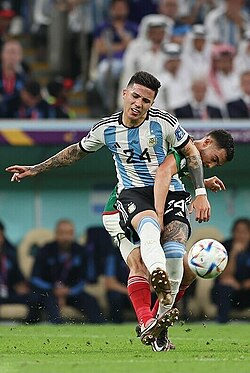 Fernández playing for Argentina at the 2022 FIFA World Cup