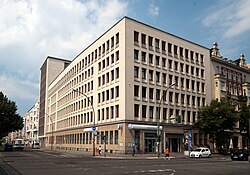 The same building (Potsdamer Straße 140, after upwards expansion in 1955–1957) in 2012, repurposed as Finanzamt Schöneberg and still hosting a branch of Deutsche Bank