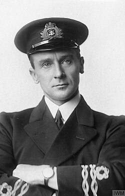 A First World War RNR Lieutenant wearing the "wavy navy" rank insignia of reserve officers