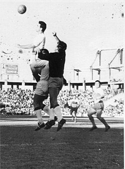 Campanal clearing a ball in the Sánchez Pizjuán Stadium on 15 November 1961