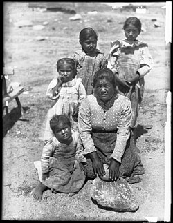 Cahuilla woman and children (1903)