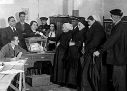 Women voting in Éibar in 1933, after women's suffrage was approved. Deputy Clara Campoamor was a key figure for the right to be granted.
