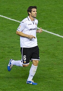 Over the course of 15 seasons and 481 official matches from 1997 to 2013, as well as serving as team captain, defensive midfielder David Albelda became one of the most recognisable players of Valencia CF.[11]