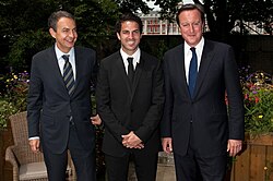 Fàbregas (centre) in 2011 with Spanish Prime Minister José Luis Rodríguez Zapatero (left) and British Prime Minister David Cameron